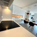 Beautiful 3-Bedroom Apartment For 6 People With Front Sea View T28