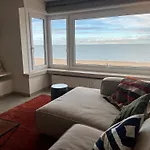 Beautiful 3-Bedroom Apartment For 6 People With Front Sea View T28