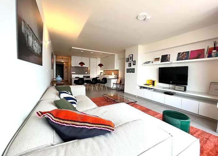 Beautiful 3-Bedroom Apartment For 6 People With Front Sea View T28